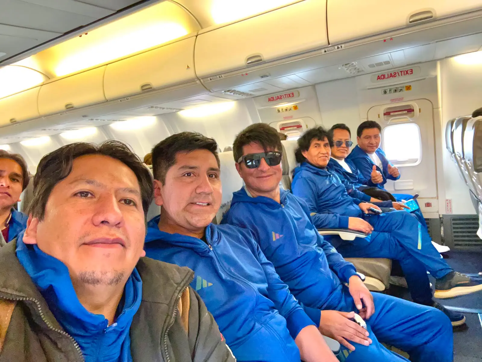 Integrantes de Siempre Korys durante un viaje de gira